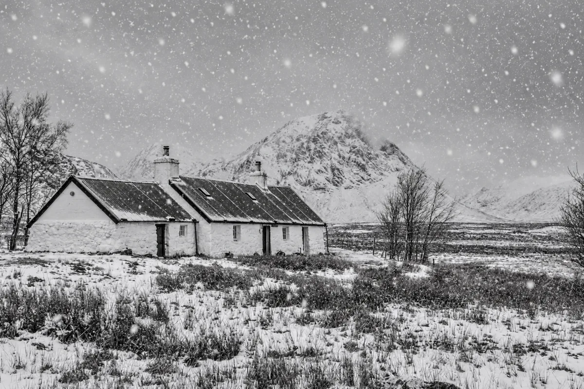 Nevada sobre una casa blanca y las montañas de Escocia
