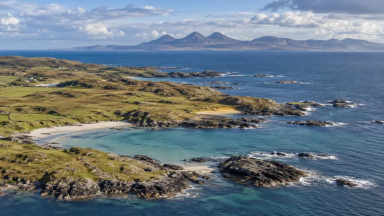 Recreación aérea de Colonsay con las montañas de Jura al fondo