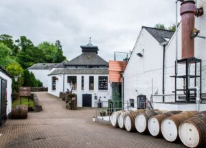 Edificios y barricas de la destilería Glenturret en Escocia