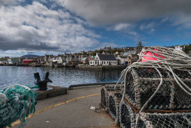 Puerto de las Orcadas con casas y artes de pesca