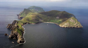 Vista de la isla de Hirta y su bahía en el archipiélago de St Kilda