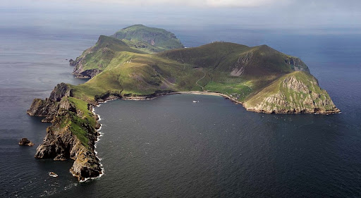 Vista de la isla de Hirta y su bahía en el archipiélago de St Kilda
