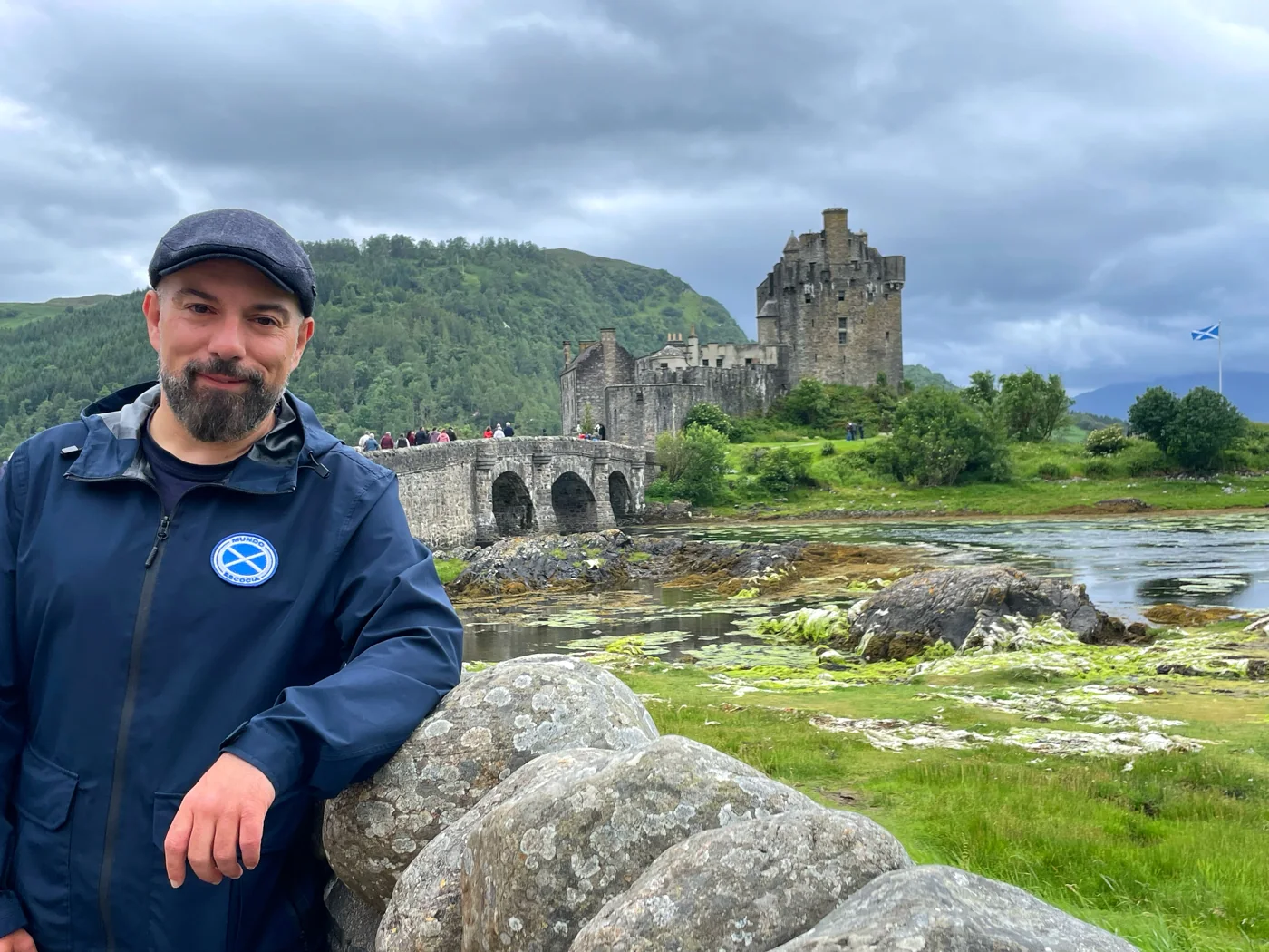 Andrés con la chaqueta de Mundo Escocia junto al castillo de Eilean Donan