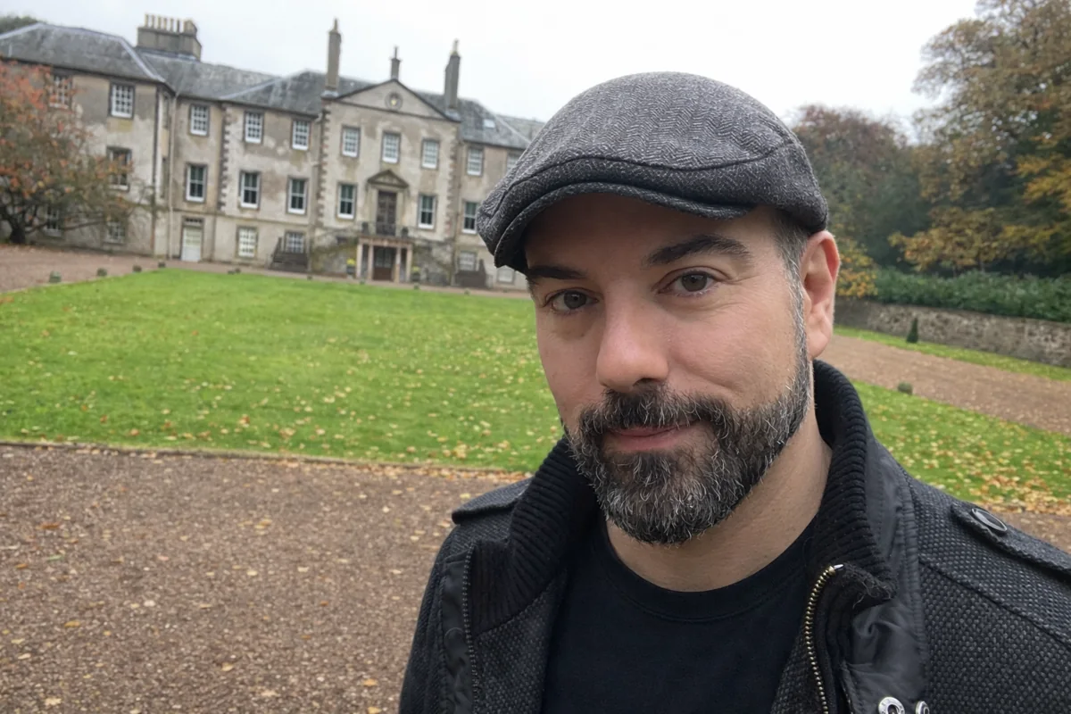 Andrés, guía turístico en Escocia, ante un edificio histórico