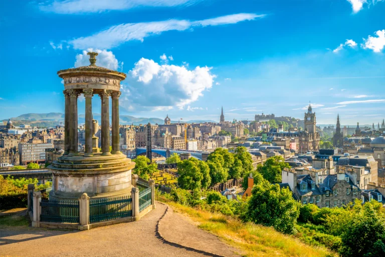 Vista de Edimburgo desde Calton Hill, con el castillo al fondo