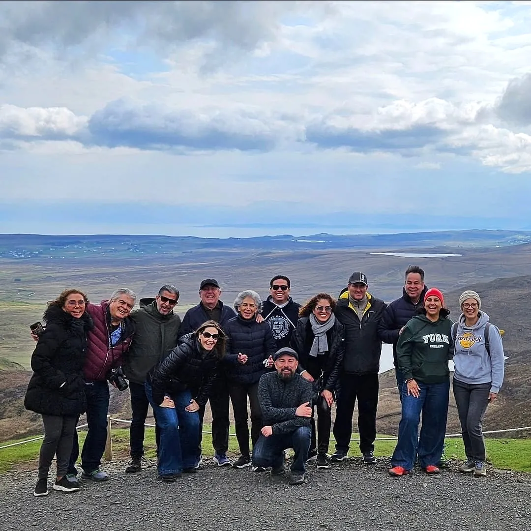 Andrés con un grupo de viajeros de Mundo Escocia